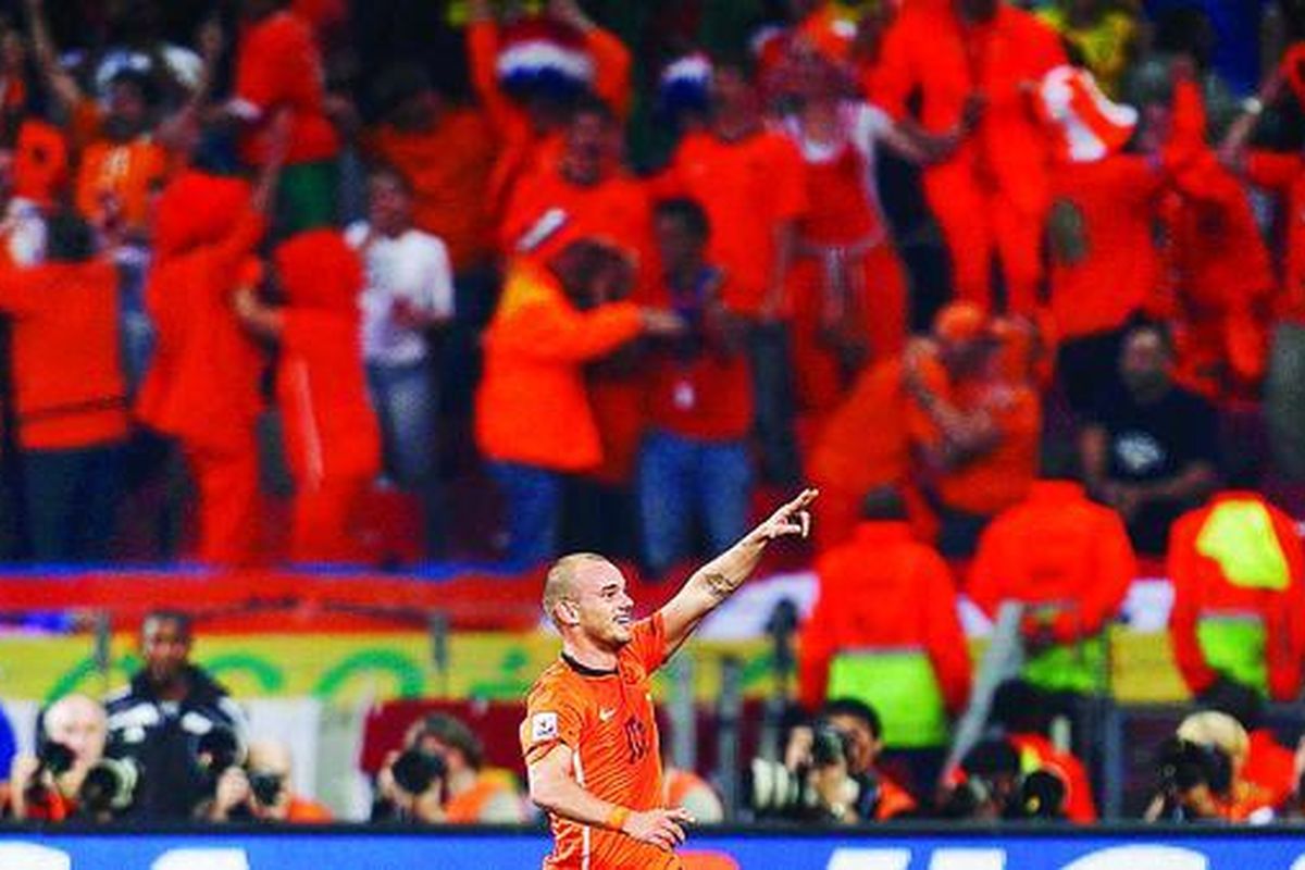 Gelandang serang Belanda, Wesley Sneijder, bergembira setelah mencetak gol pada perempat final melawan Brasil di Port Elizabeth, Jumat (2/7). Belanda unggul 2-1.