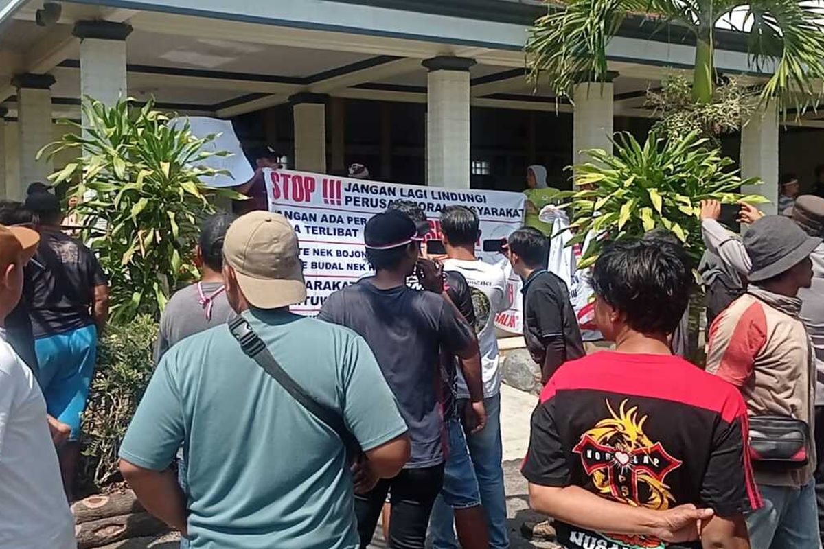 Ratusan warag Desa Wates Kabupaten Magetan ngeluruk ke Kantor Desa Wates menuntut salah satu kasun dicopot dari jabatan karena dituding telah melakukan perbuatan tidak terpuji selingkuh dengan beberapa istri warga. Dalam laporannya warga juga menyertakan pernayataan pengakuan dari pelaku dan korban .