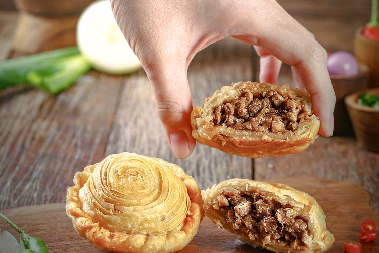 Produk Pastel Pastry Mama Yum yang hadir dengan berbagai varian rasa.