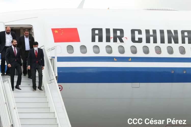 Klip siaran media lokal menunjukkan pesawat Air China mendarat dengan 200.000 dosis pertama vaksin Sinopharm.
