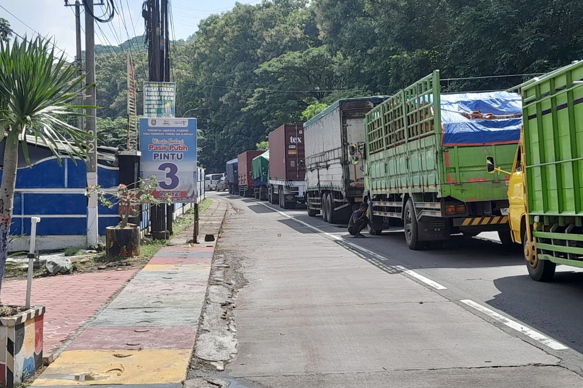 Kemacetan panjang terjadi di Jalan Nasional Pantura Pasir Putih, Kecamatan Bungatan, Kabupaten Situbondo, Provinsi Jawa Timur pada Rabu (5/2/2025).