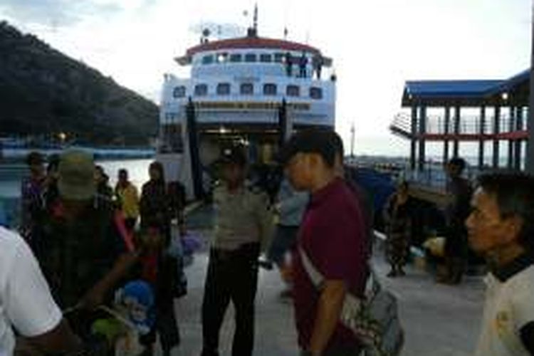 Petugas gabungan memeriksa penumpang KMP Tuna Tomini yang baru sandar di pelabuhan Feri Gorontalo. Petugas mencuriigai adanya pesta narkoba di atas kapal ini