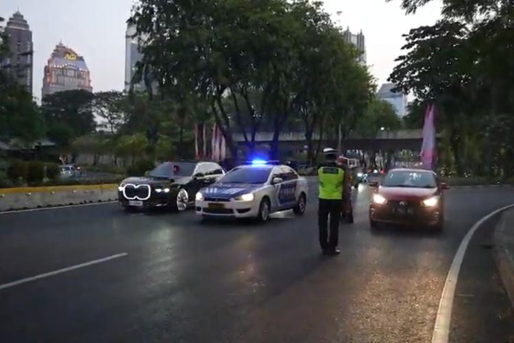 Tangkapan layar mobil patroli polisi yang hampir serempet delegasi KTT Ke-43 ASEAN, Rabu (6/9/2023).