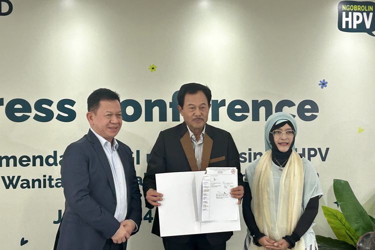 (Kiri ke kanan) Ketua Kelompok Kerja Eliminasi Kanker Serviks Perkumpulan Obstetri dan Ginekologi Indonesia (POGI) Dr. dr. Fitriyadi Kusuma, Sp.OG(K), Ketua Umum POGI, Prof. Dr. dr. Yudi Mulyana Hidayat, Sp.OG(K), dan Dokter Spesialis Obstetri dan Ginekologi Dr. dr. Tofan Widya Utami, Sp.OG (K) dalam konferensi pers bertajuk Rekomendasi Vaksinasi HPV bagi Wanita Pra-Nikah dan Pasca Persalinan di Jakarta Pusat, Selasa (24/6/2025).