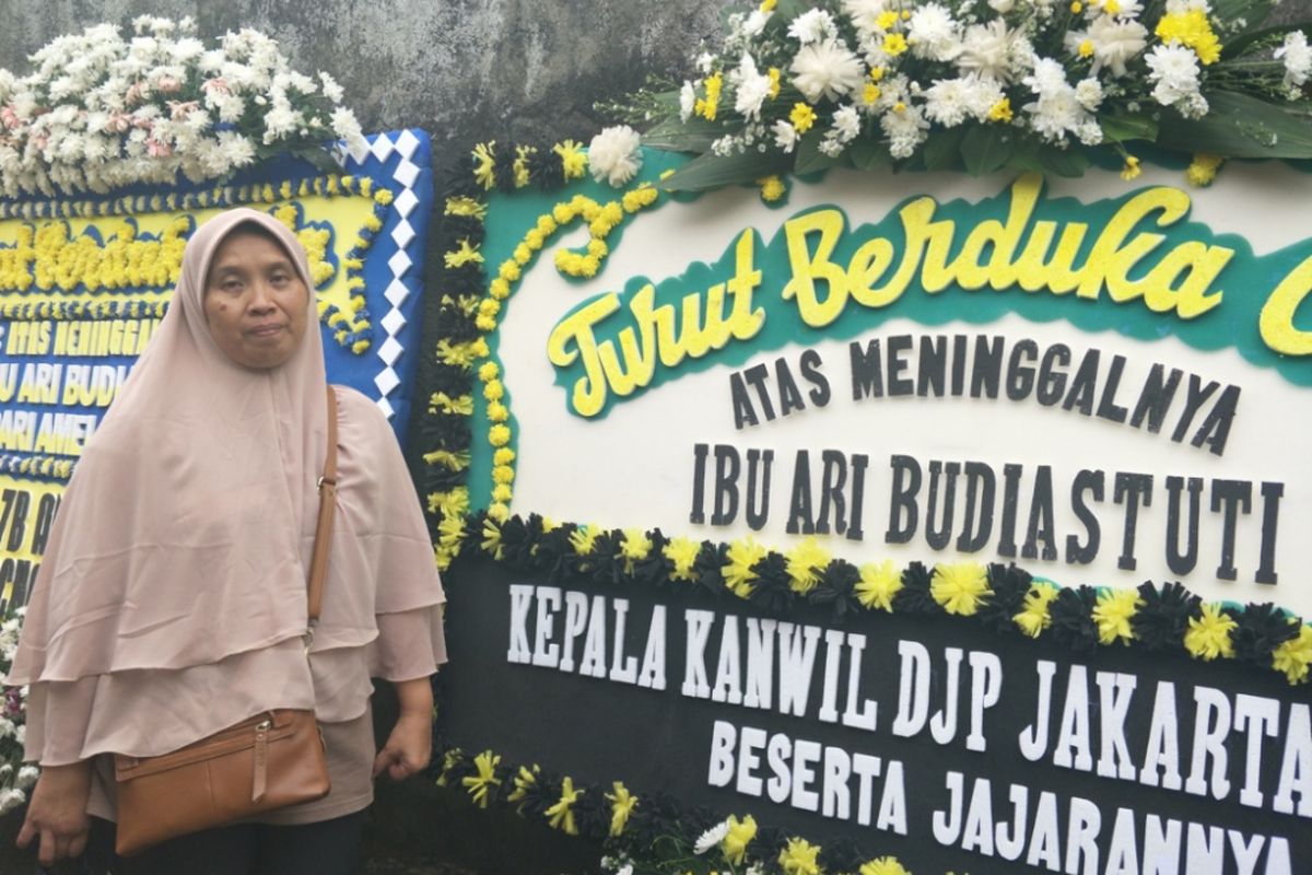 Heny Puji Astuti saat berada di kediaman sang adik, Ari Budiastuti merupakan seorang pegawai Kantor Pelayanan Pajak (KPP) Direktorat Jenderal Pajak Kementerian Keuangan RI yang turut menjadi korban dalam tragedi jatuhnya pesawat Lion Air JT 610 di Tanjung Karawang pada Senin (29/10/2018).