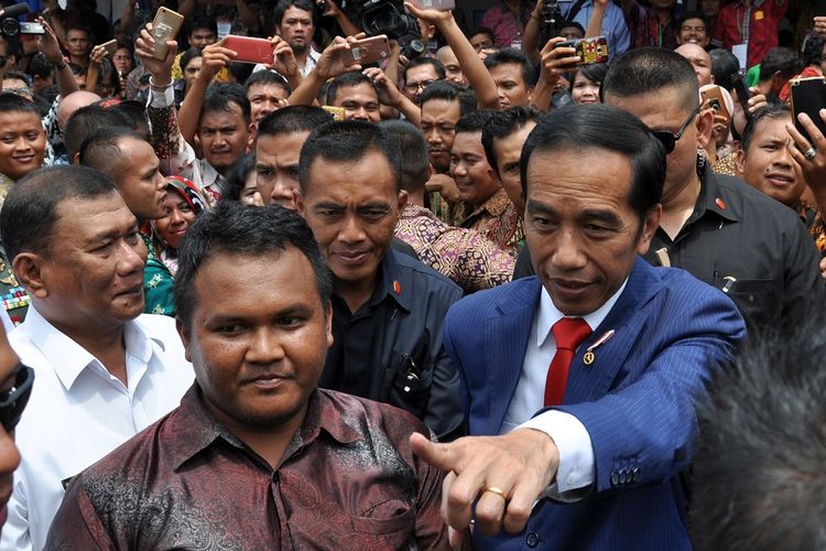 Presiden Joko Widodo menyapa para pendamping desa usai menghadiri kegiatan Rapat Koordinasi Pengendalian Program Pembangunan dan Pemberdayaan Masyarakat Desa 2018 di Lubuk Pakam Kabupaten Deli Serdang, Sumatera Utara, Senin (8/10/2018). Dalam sambutannya, Presiden Joko Widodo menyatakan peruntukan dana desa akan diprioritaskan untuk pembangunan sumber daya manusia termasuk keahlian masyarakat desa. 