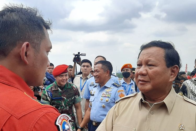 Menteri Pertahanan Prabowo Subianto berbincang dengan salah satu pilot Tim Akrobatik Jupiter TNI Angkatan Udara dalam acara Indo Airspace 2022 di Pangkalan Udara Halim Perdanakusuma, Jakarta, Jumat (4/11/2022).   