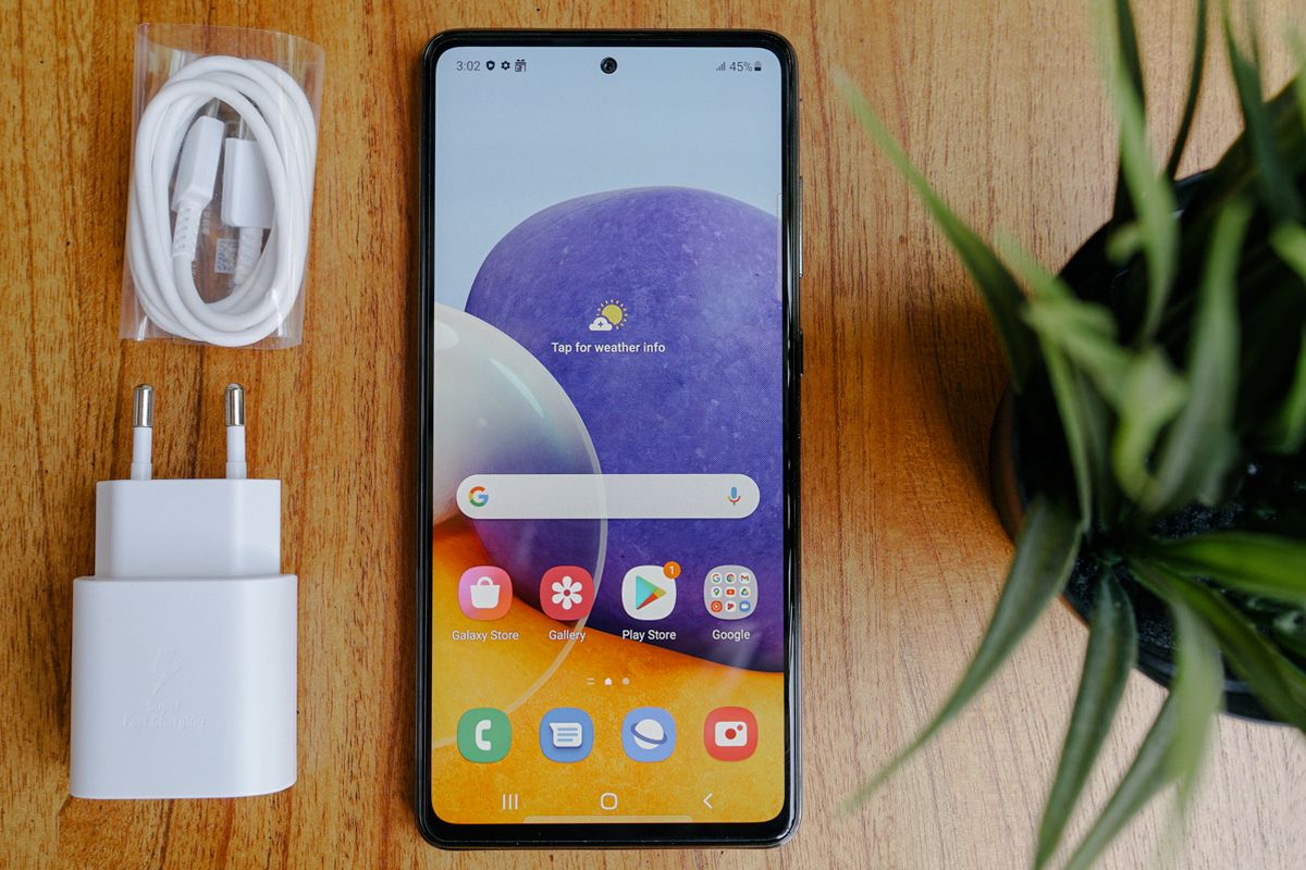 Aksesori charger dan kabel yang ada di dalam kemasan penjualan Samsung Galaxy A72