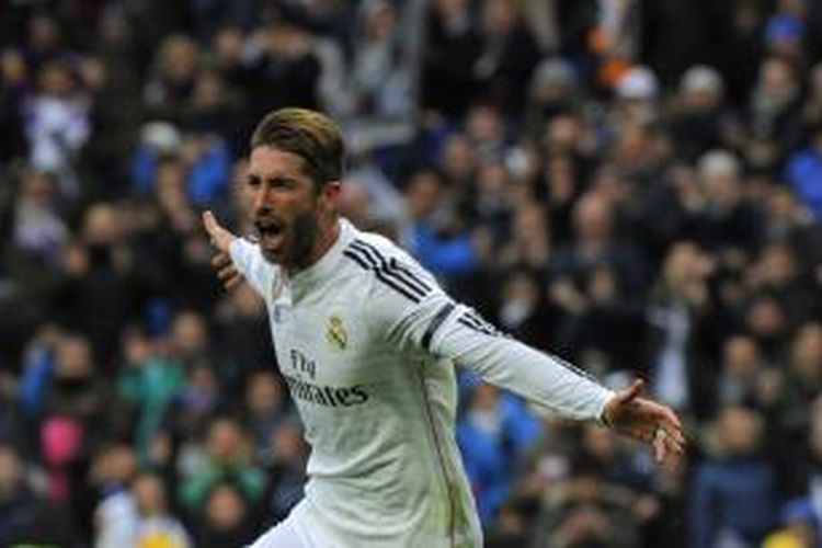 Bek Real Madrid, Sergio Ramos, merayakan gol yang dicetaknya ke gawang Real Sociedad dalam laga Primera Division di Santiago Bernabeu, Sabtu (31/1/2015). Madrid menang 4-1.