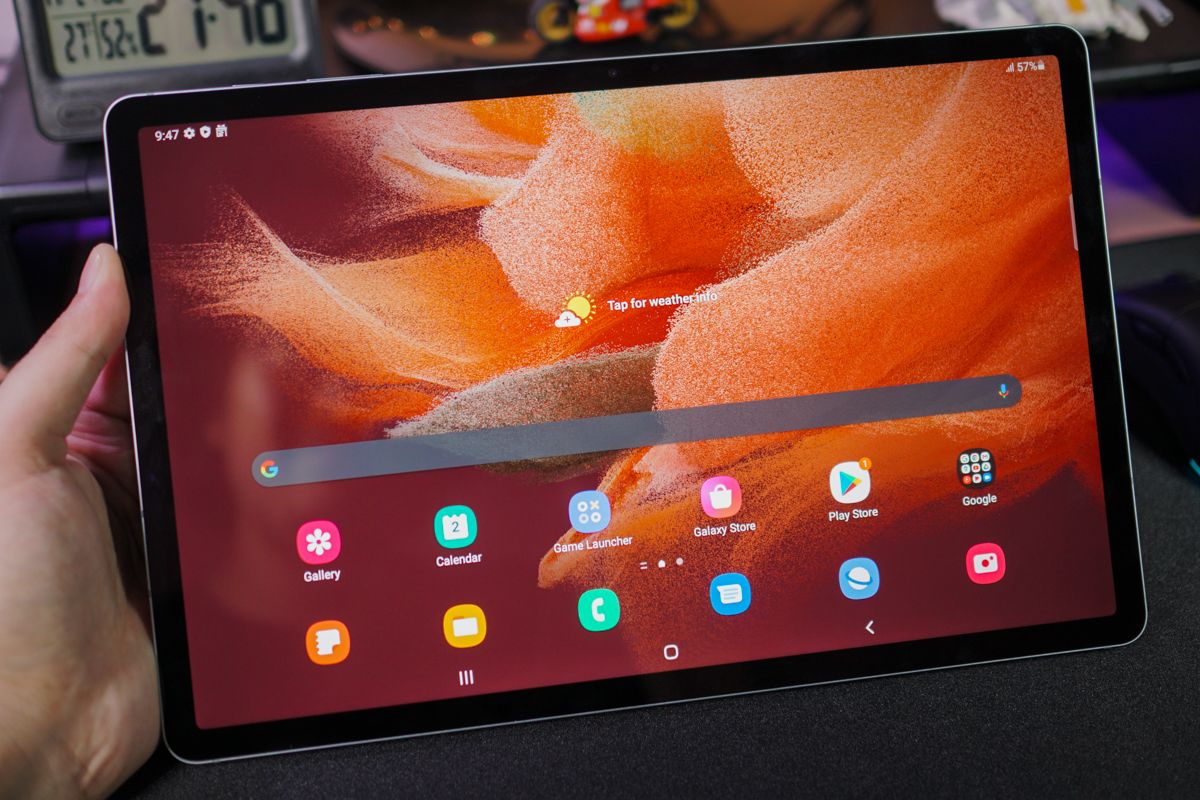 Samsung Galaxy Tab S7 FE 5G memiliki layar LCD 12,4 inci dengan resolusi 2.560 x 1.600 piksel, aspect ratio 16:10, serta refresh rate 60 Hz
