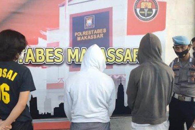 Dua remaja yang ditangkap polisi karena diduga terlibat dalam pertarungan jalanan di Kota Makassar, Sulawesi Selatan, saat diperlihatkan ke awak media dalam konferensi pers, Rabu (4/8/2021). 
