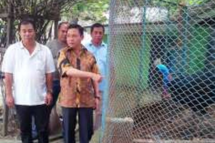 AKBP Robin memperlihatkan Kasuari, hewan di lindungi ini berada di penangkaran taman rekreasi Mora Indah di Jalan Sisingamangara Medan 