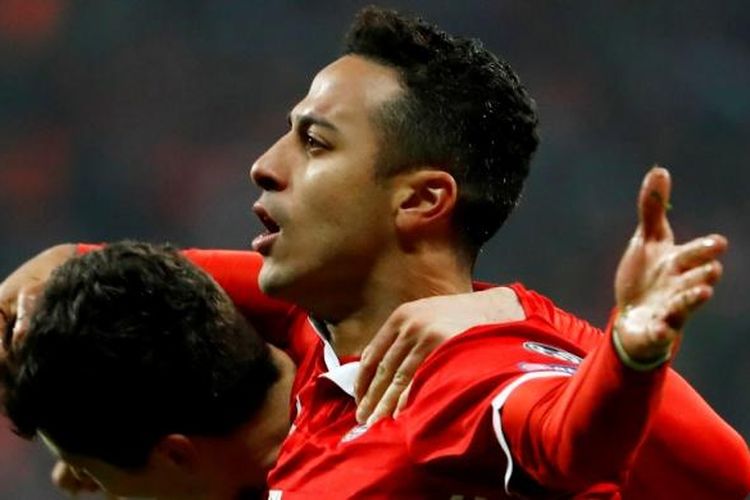 Gelandang Bayern Muenchen, Thiago Alcantara, merayakan golnya ke gawang Arsenal pada partai pertama babak 16 besar Liga Champios di Allianz Arena, Rabu (15/2/2017).