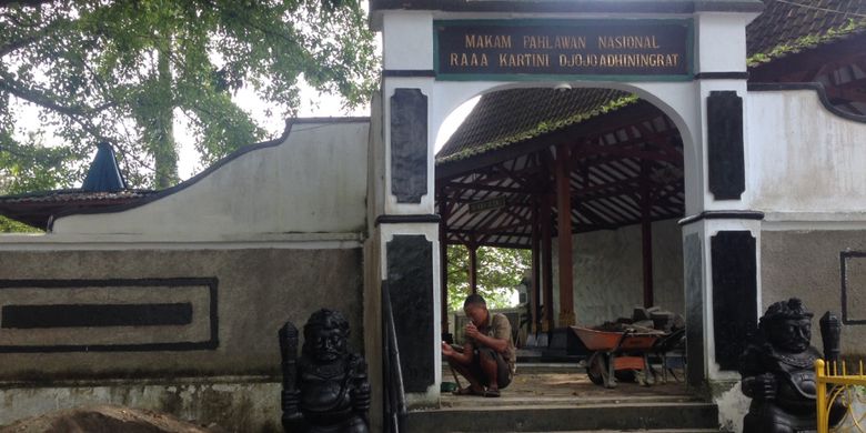 Para pekeja merapikan areal makam RA Kartini di Rembang, Jawa Tengah, Minggu (26/3/2017).