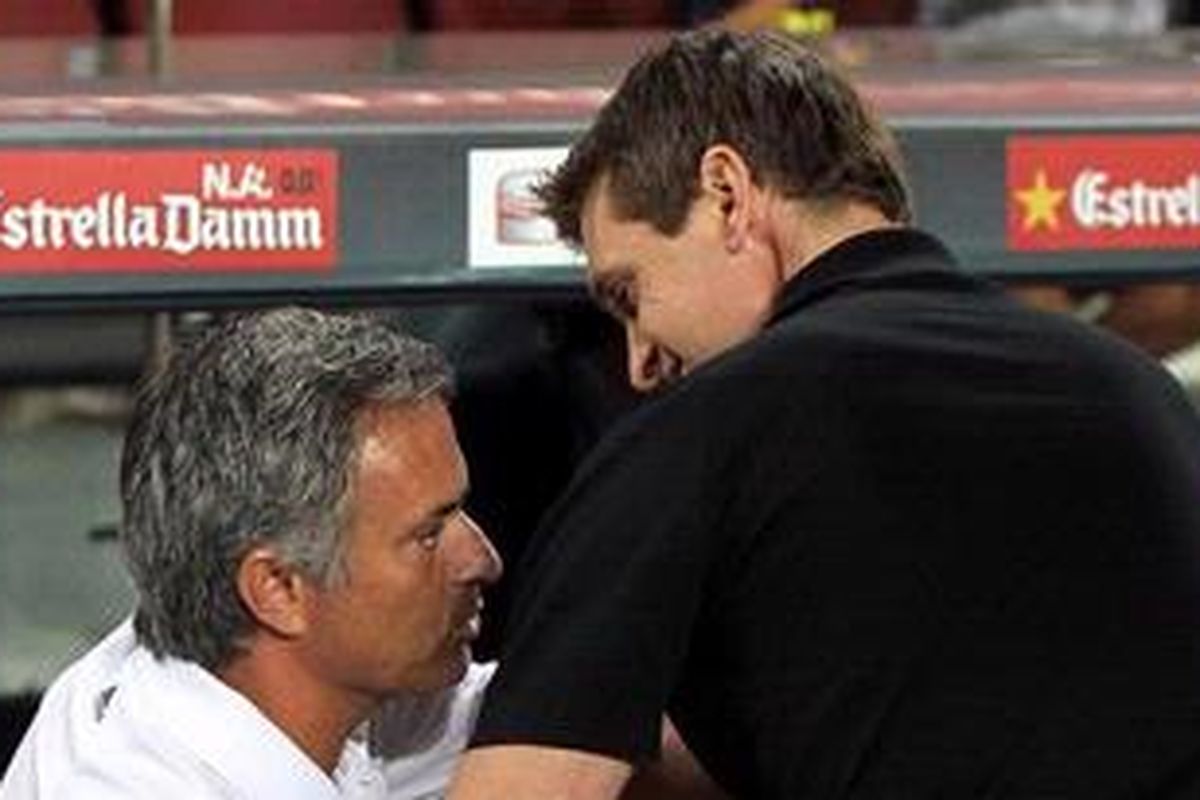 Pelatih Real Madrid, Jose Mourinho (kiri), dan pelatih Barcelona, Tito Vilanova, berjabat tangan sebelum anak-anak didik mereka melakoni duel leg pertama Piala Super Spanyol, di Camp Nou, Kamis (23/8/2012).