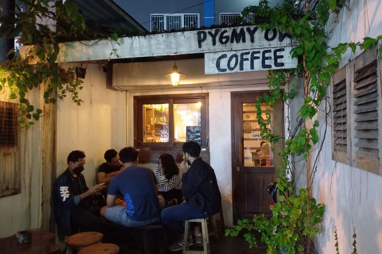 Teras Pygmy Owl Coffee dipenuhi anak muda untuk tempat bersantai.
