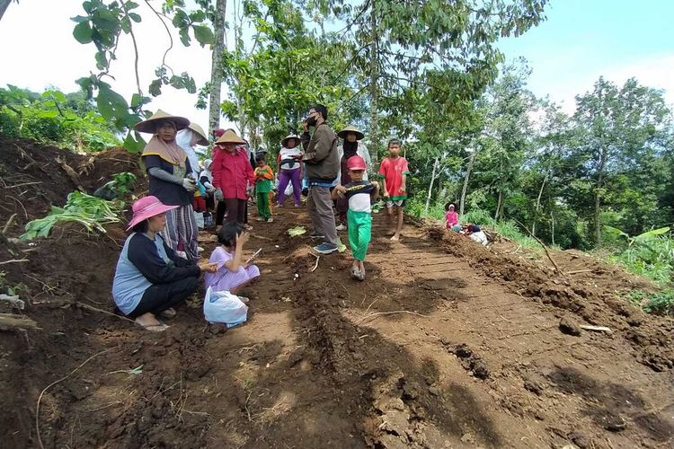 Warga bekerja bakti di lahan yang akan dihuni warga Dusun Diwak, Desa Karangkajen. Kecamatan Secang, Kabupaten Magelang, yang terdampak pembangunan tol Bawen-Yogyakarta, Jumat (18/3/2022).