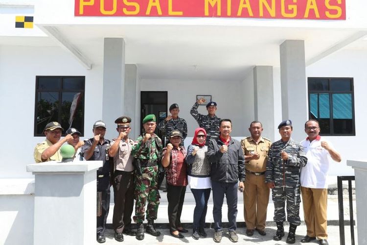 Di bawah terik matahari yang menyengat, Menpora Imam Nahrawi dan rombongan terlihat begitu semangat menginjakkan kakinya di Pulau Miang