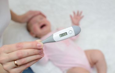Cara turunkan suhu badan bayi