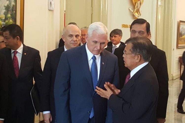 Wakil Presiden Jusuf Kalla berbincang dengan Wakil Presiden AS Mike Pence di Istana Wapres, Kamis (20/4/2017).