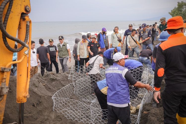 Pemkot Mataram Pasang Batu Bronjong dan 10.000 Karung Pasir di Tepi Pantai Mapak Indah, Jumat (30/12/2022).