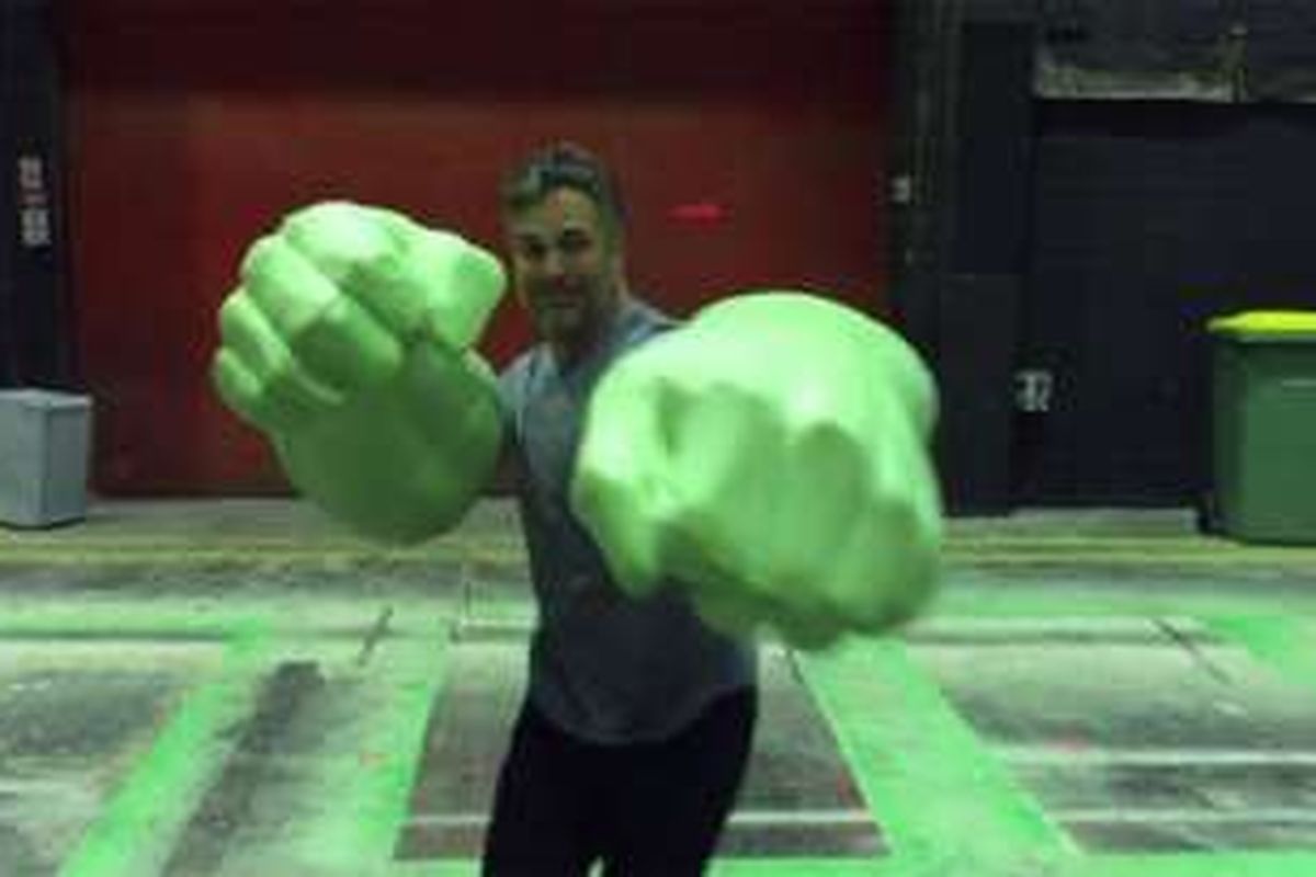 Aktor Mark Ruffalo memakai sepasang tangan raksasa Hulk, karakter yang ia perankan dalam film-film Marvel Universe.