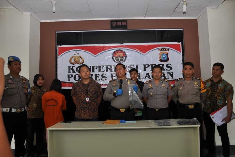 Kapolres Pelalawan AKBP Hasyim Risahondua dan jajaran Polsek Pangkalan Kerinci mengadakan konferensi pers pengungkapan kasus penganiayaan dengan pemberatan yang terjadi di warung tuak di Kecamatan Pangkalan Kerinci, Kabupaten Pelalawan, Riau, Jumat (27/12/2019).