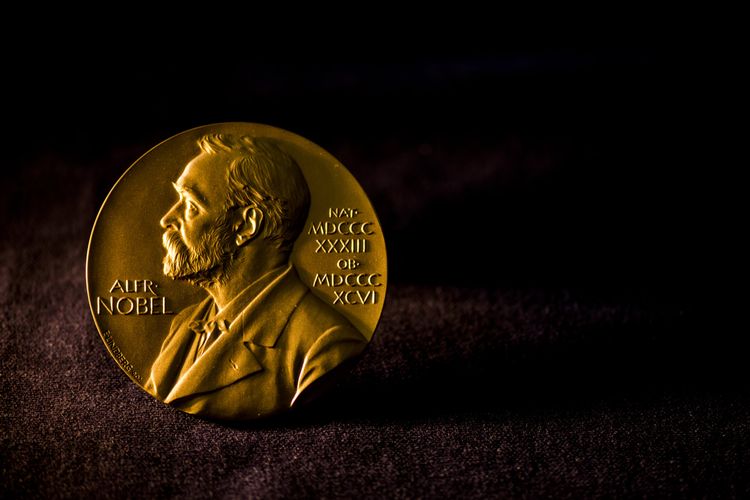 Medali untuk penerima anugerah penghargaan Nobel. 
