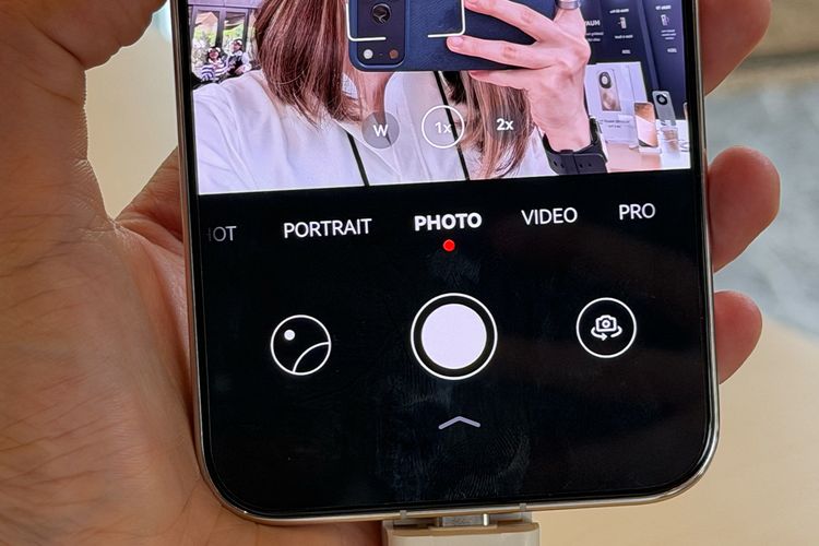 Fitur menarik lainnya adalah pengguna bisa mengganti opsi zoom untuk kamera depan. Ada beberapa opsi zoom yang bisa dipilih mulai dari mode wide, 1x. dan 2x. Opsi zoom yang sama juga akan muncul ketika mengaktifkan mode portrait.