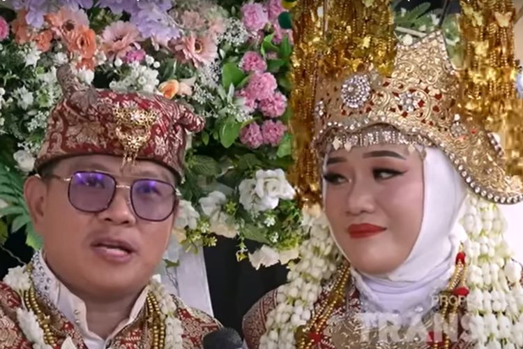 Vokalis Kangen Band, Andika Mahesa dan istrinya Ayu Kartika usai melangsungkan pernikahan di Lampung, pada 31 Januari 2024. 