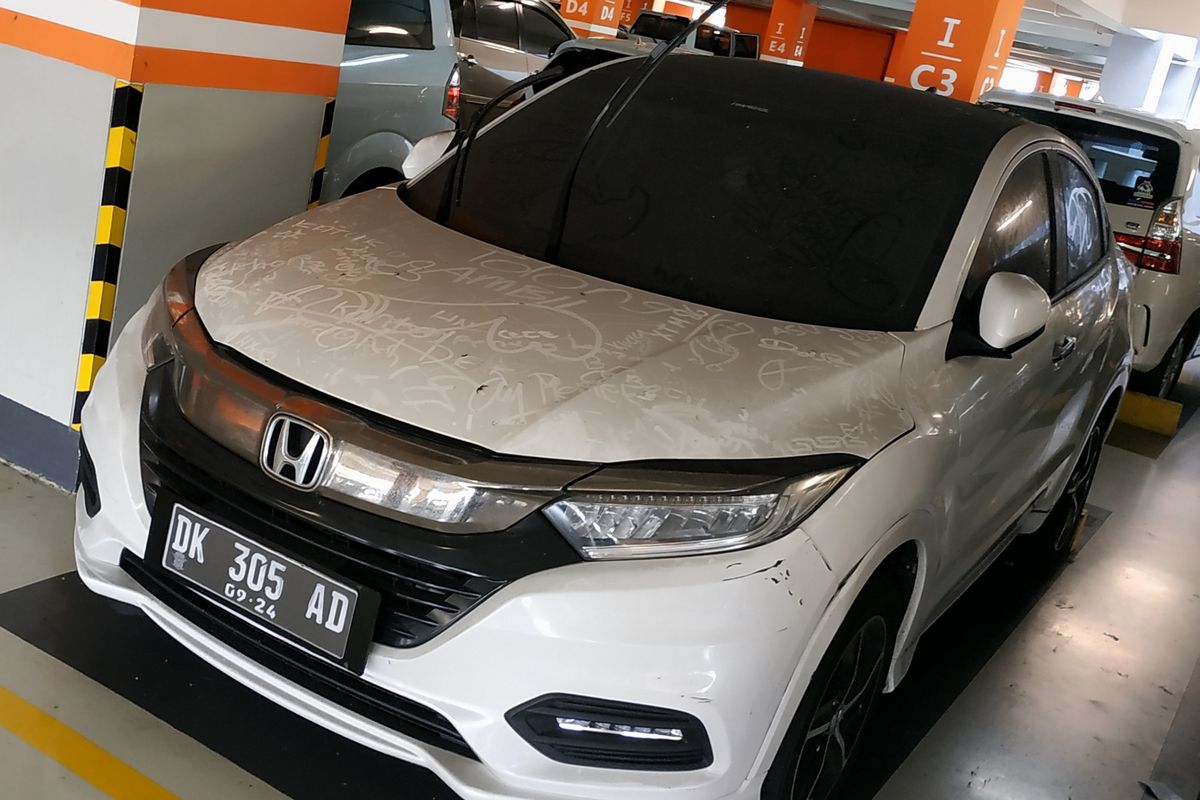 Mobil HR-V diparkir lebih dari satu tahun di Bandara I Gusti Ngurah Rai Bali. 