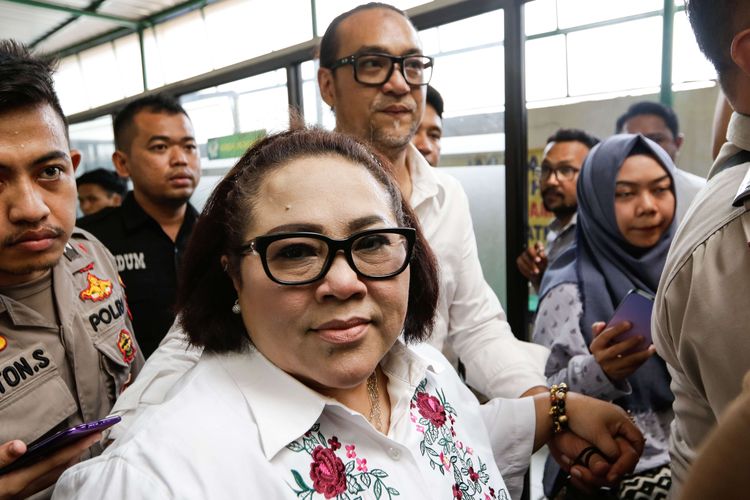 Komedian Nunung dan suaminya, July Jan Sambiran, tsiap menjalani sidang lanjutan atas kasus dugaan penyalahgunaan narkotika di Pengadilan Negeri Jakarta Selatan, Rabu (9/10/2019).