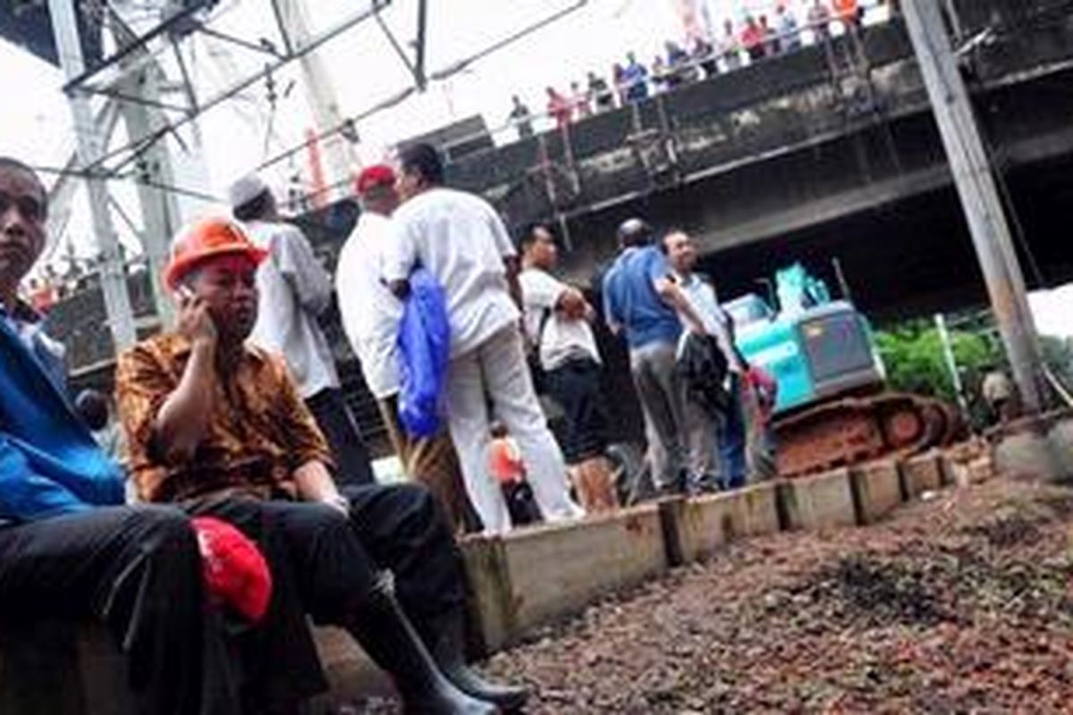 Gubernur DKI Jakarta, Jokowi, meninjau kembali tanggul Kanal Banjir Barat di Latuharhary, Manteng, Jakarta Pusat, yang jebol, Jumat (18/1/2013).  Akibat jebolnya tanggul tersebut air tumpah ruah ke Jalan Teluk Betung dan Tosari sehingga mengalir ke Jalan Thamrin dan Jalan Sudirman. Selain itu perjalan kereta api tidak beroperasi karena rel kereta api arah ke Stasiun Tanah Abang dan Manggarai terendam.