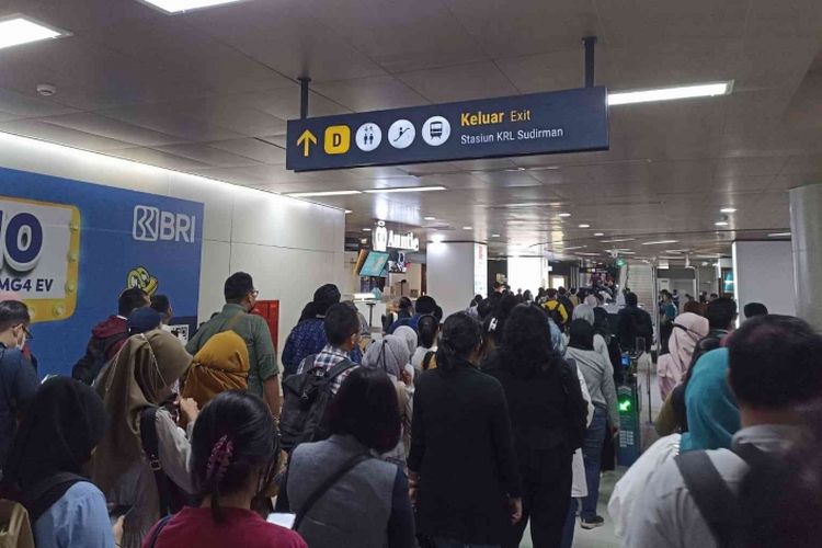 Suasana di Stasiun MRT Dukuh Atas juga mengalami peningkatan penumpang