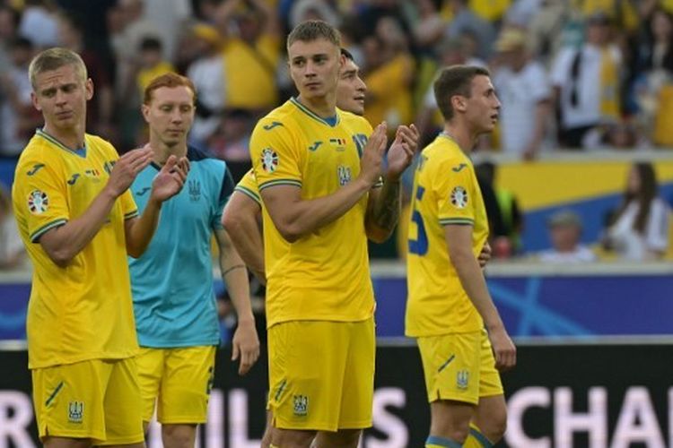 Para pemain Ukraina menyapa penggemar seusai tersingkir dari Euro 2024 karena hasil imbang melawan Belgia dalam fase Grup E Piala Eropa 2024 di Stuttgart Arena pada 26 Juni 2024.