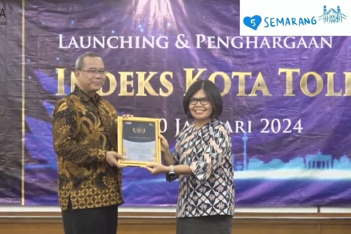 Direktur Evaluasi Badan Pembinaan Ideologi Pancasila (BPIP) Elfrida Herawati Siregar menyerahkan sertifikat penghargaan Indeks Kota Toleran (IKT) 2023 kepada Kepala Badan Kesatuan Bangsa dan Politik (Kesbangpol) Kota Semarang Sapto Adi Sugihartono di Jakarta, Selasa (30/1/2024).
