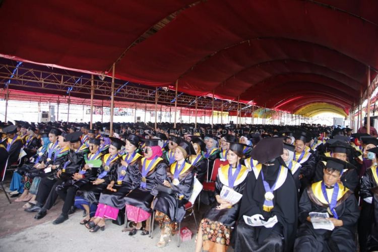 Wisuda ke-94 Universitas Tadulako (Untad) digelar di Lapangan Universitas Tadulako, Kota Palu, Sulawesi Tengah, Kamis (8/11/2018).