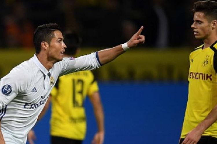 Pemain Borussia Dortmund, Julian Weigl, tampak lesu seusai penyerang Real Madrid, Cristiano Ronaldo, menjebol gawang timnya pada pertandingan Liga Champions di Signal Iduna Park, Selasa (27/9/2016).