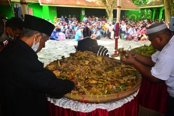 Tradisi Sewu Sempol, Ribuan Ayam Ingkung Disedekahkan di Kudus