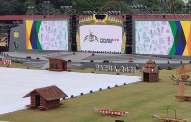 Panggung upacara pembukaan Peparnas XVI Papua di Stadion Mandala Jayapura, Papua, Jumat (5/11/2021)