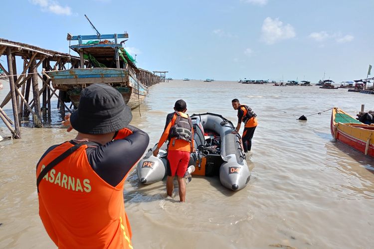 Tim SAR di perairan Sukadamai, Bangka Selatan untuk mencari pekerja tambang timah laut yang hilang, Senin (21/8/2023).
