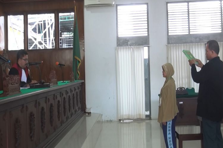 Seorang tetangga Berlin Silalahi, bersaksi di hadapan hakim di PN Banda Aceh saat Pengadilan menggelar sidang permohonan euthanasia Berlin Silalahi, Senin (15/5/2017).