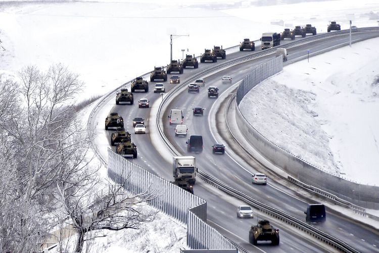 Sebuah konvoi kendaraan lapis baja Rusia bergerak di sepanjang jalan raya di Krimea, Selasa, 18 Januari 2022. 