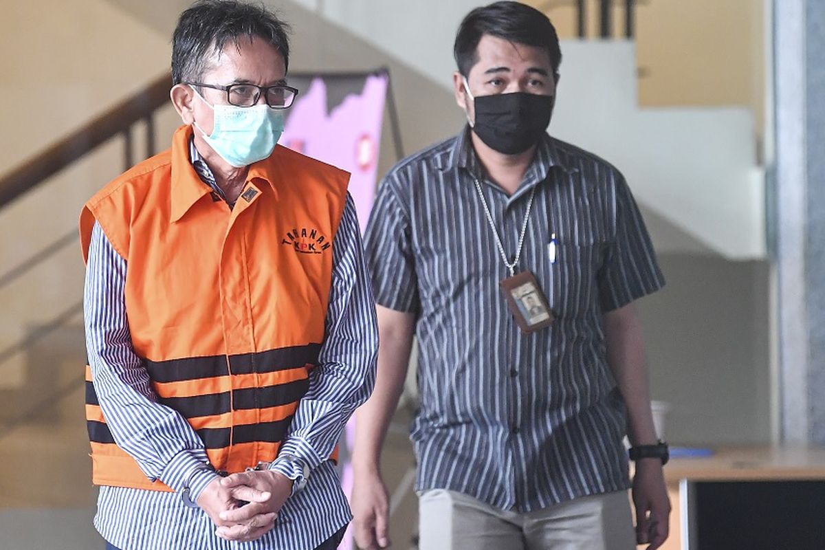 KPK officials escort former PT Dirgantara Indonesia (Persero) (PTDI) Budi Santoso (left) at KPK headquarters in Jakarta, after he was named a suspect in a graft case in between 2007-2017 on Friday  (12/6/2020). ANTARA FOTO/Nova Wahyudi/wsj.
