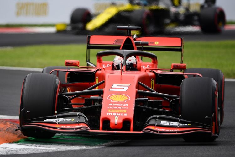Pebalap Ferrari asal Jerman, Sebastian Vettel, menjalani sesi latihan F1 GP Italia di Sirkuit Monza, Italia, Sabtu (7/9/2019).