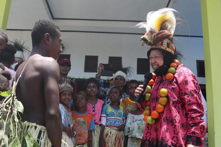 Menteri Sosial RI Tri Rismaharini melakukan kunjungan kerja di Kabupaten Sarmi, Papua, Selasa (22/3/2022). Foto: Biro Hubungan Masyarakat Kemensos RI