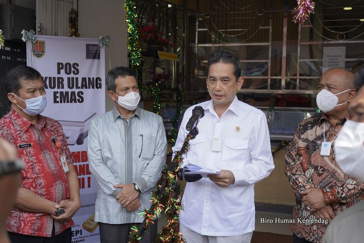 Menteri Perdagangan Agus Suparmanto meresmikan pos ukur ulang emas pertama Indonesia yang berlokasi di Kelurahan Kranggan, Semarang, Jawa Tengah, Kamis (15/2020). 