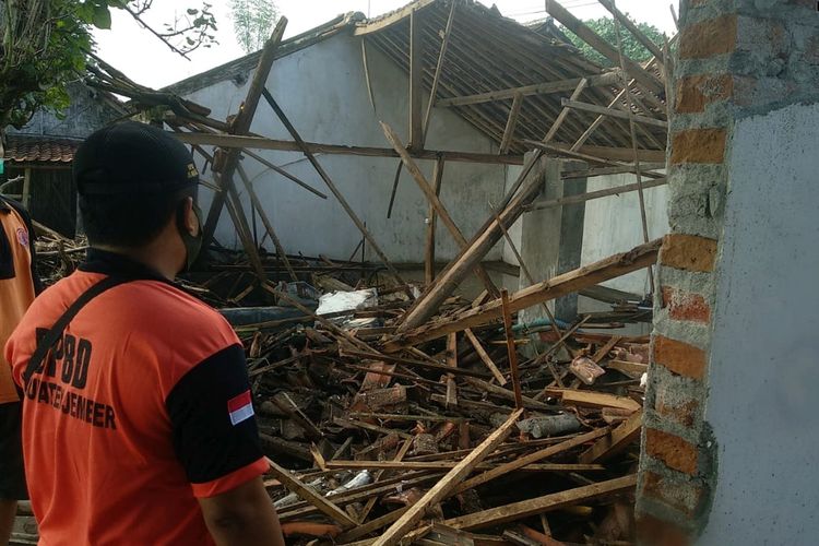 20 warung dan 2 gudang yang ada di pantai payangan rusak berat karena terkena gelombang pasang di Kabupaten Jember 