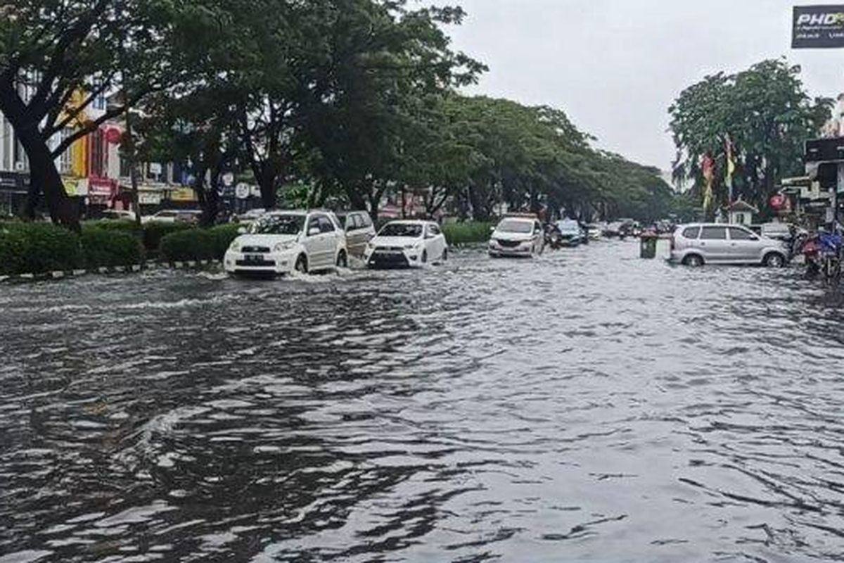 Banjir merendam akses menuju ruko dan perkantoran di Jalan Kelapa Hibrida Raya, Kelapa Gading, Jakarta Utara, Jumat (24/2/2023). 