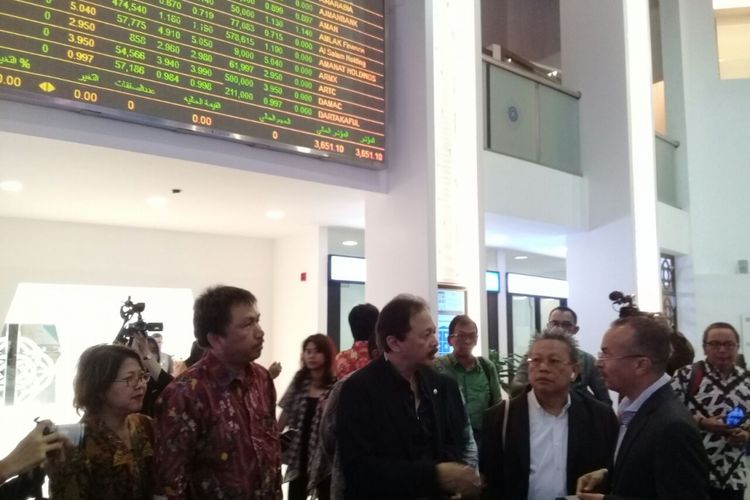 Dirut BEI Tito Sulistio saat meninjau kantor bursa saham Dubai, Minggu (29/10/2017)